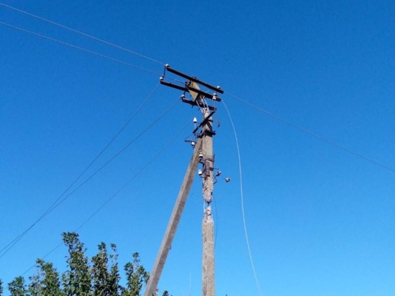 Попри постійну небезпеку, енергетики розпочинають ремонти одразу, щойно це стає можливим, наголосили у ДТЕК