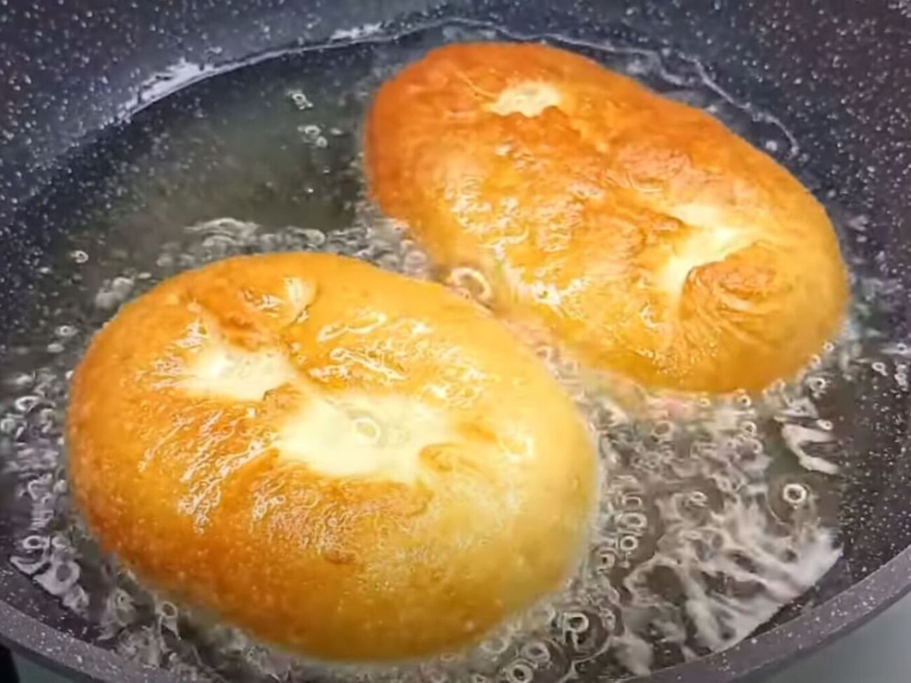 По словам блогера, пирожки нужно часто переворачивать