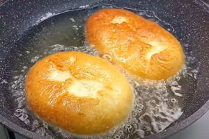 По словам блогера, пирожки нужно часто переворачивать