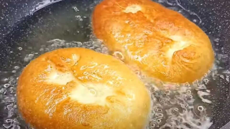 По словам блогера, пирожки нужно часто переворачивать