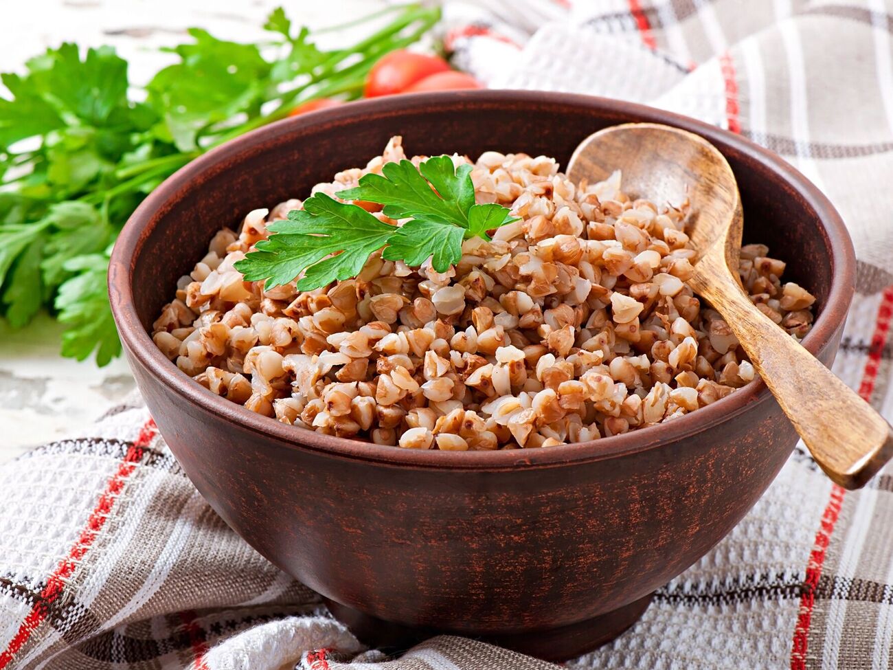 Гречку можна залити на ніч не лише водою, а й зеленим чаєм або соком