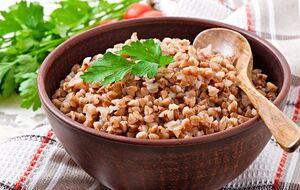 Гречку можна залити на ніч не лише водою, а й зеленим чаєм або соком