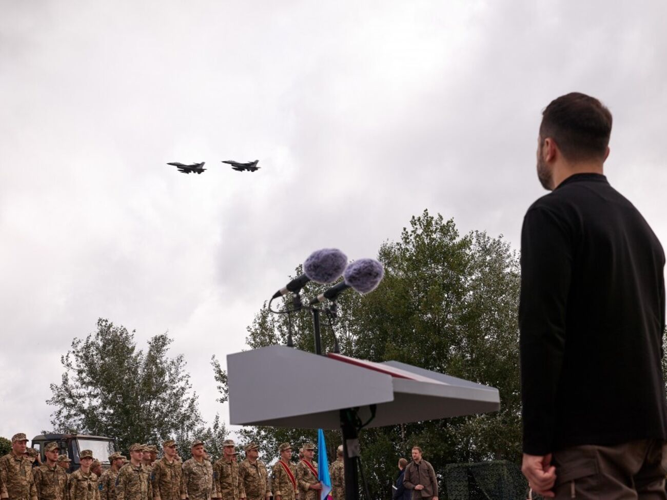 Зеленский сообщил, что украинская авиация будет защищать энергетику