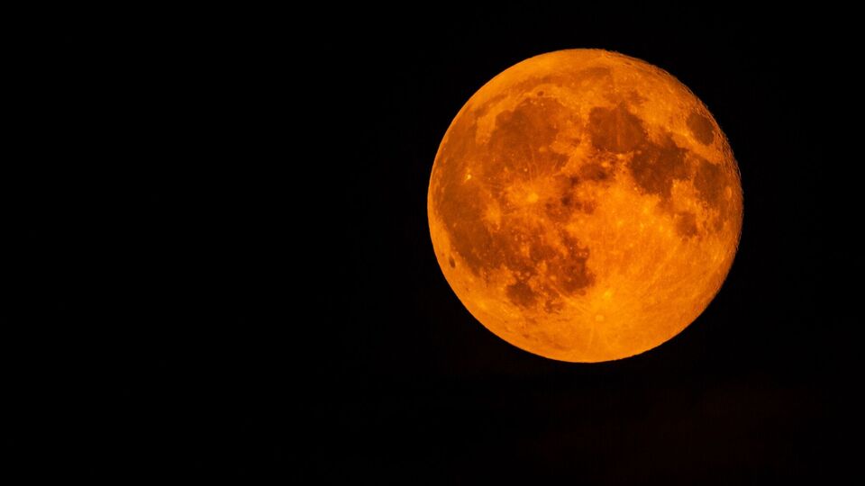 Октябрьская "луна охотника" станет уникальной благодаря комете