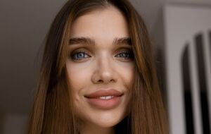 Саша Бо выбрала цветное тату