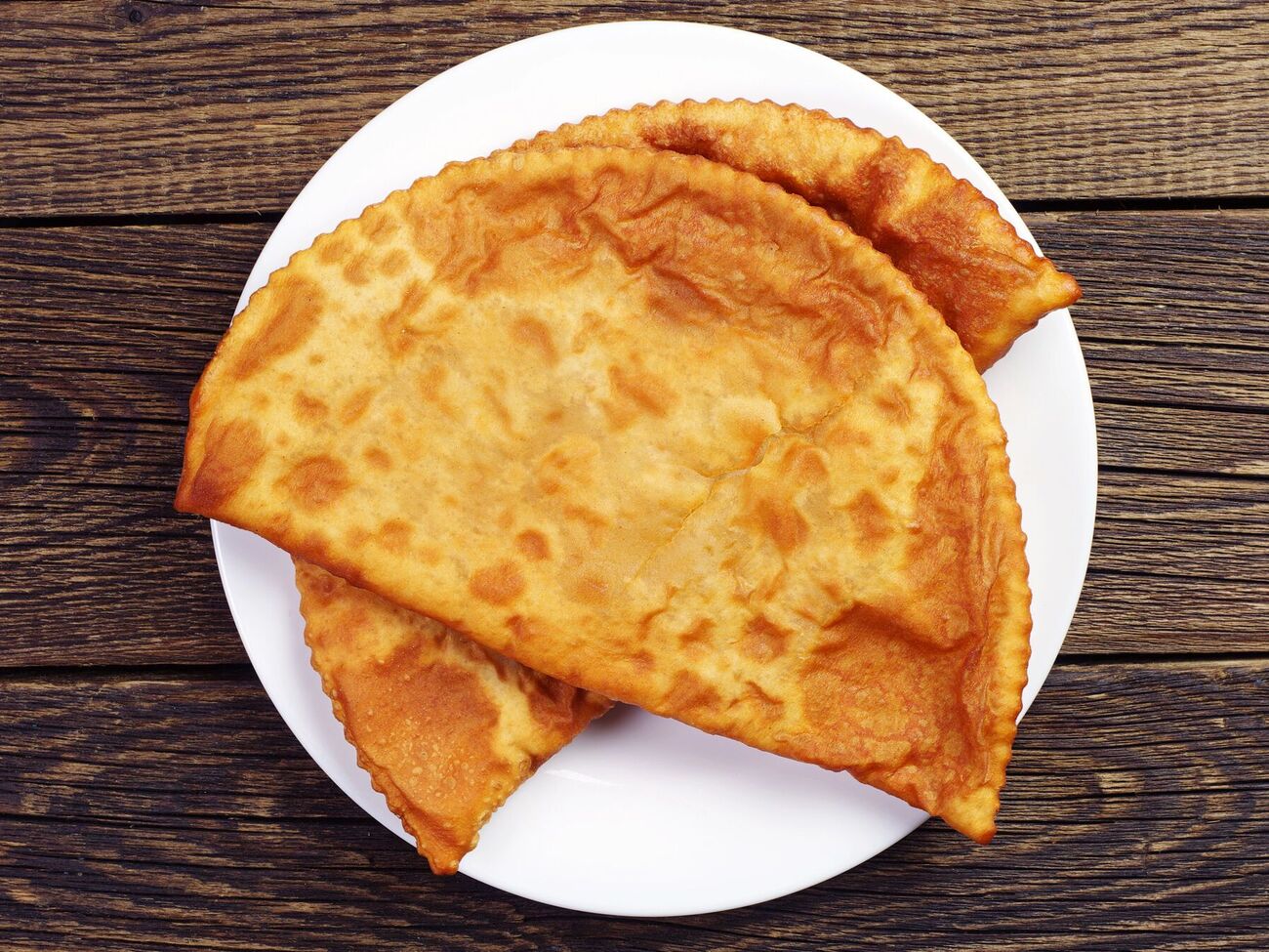 Чебуреки жарят до золотистой корочки