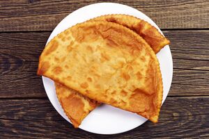 Чебуреки жарят до золотистой корочки