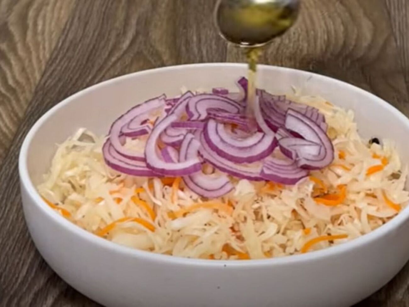 Если рассол в банке пересох, добавьте соленую воду. Для этого 1 ст. л. соли растворите в 1 л воды