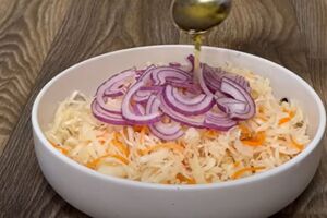 Если рассол в банке пересох, добавьте соленую воду. Для этого 1 ст. л. соли растворите в 1 л воды