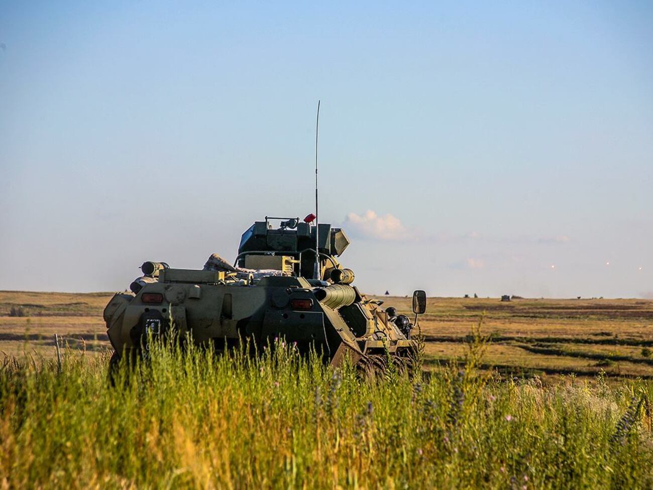 Російський БТР з особовим складом натрапив на танк сил оборони України в Курській області