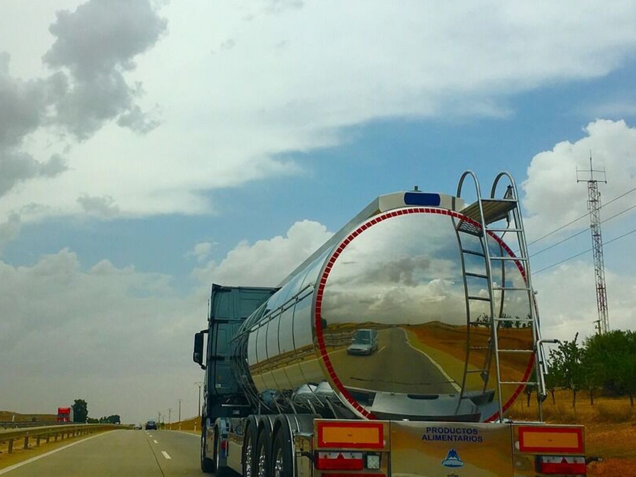 Бензовоз перекинувся у штаті, через який прямував транзитом