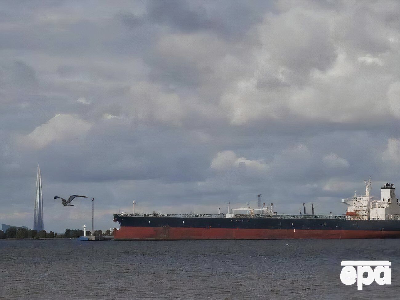 Нові обмеження збільшили загальну кількість заблокованих танкерів до 43