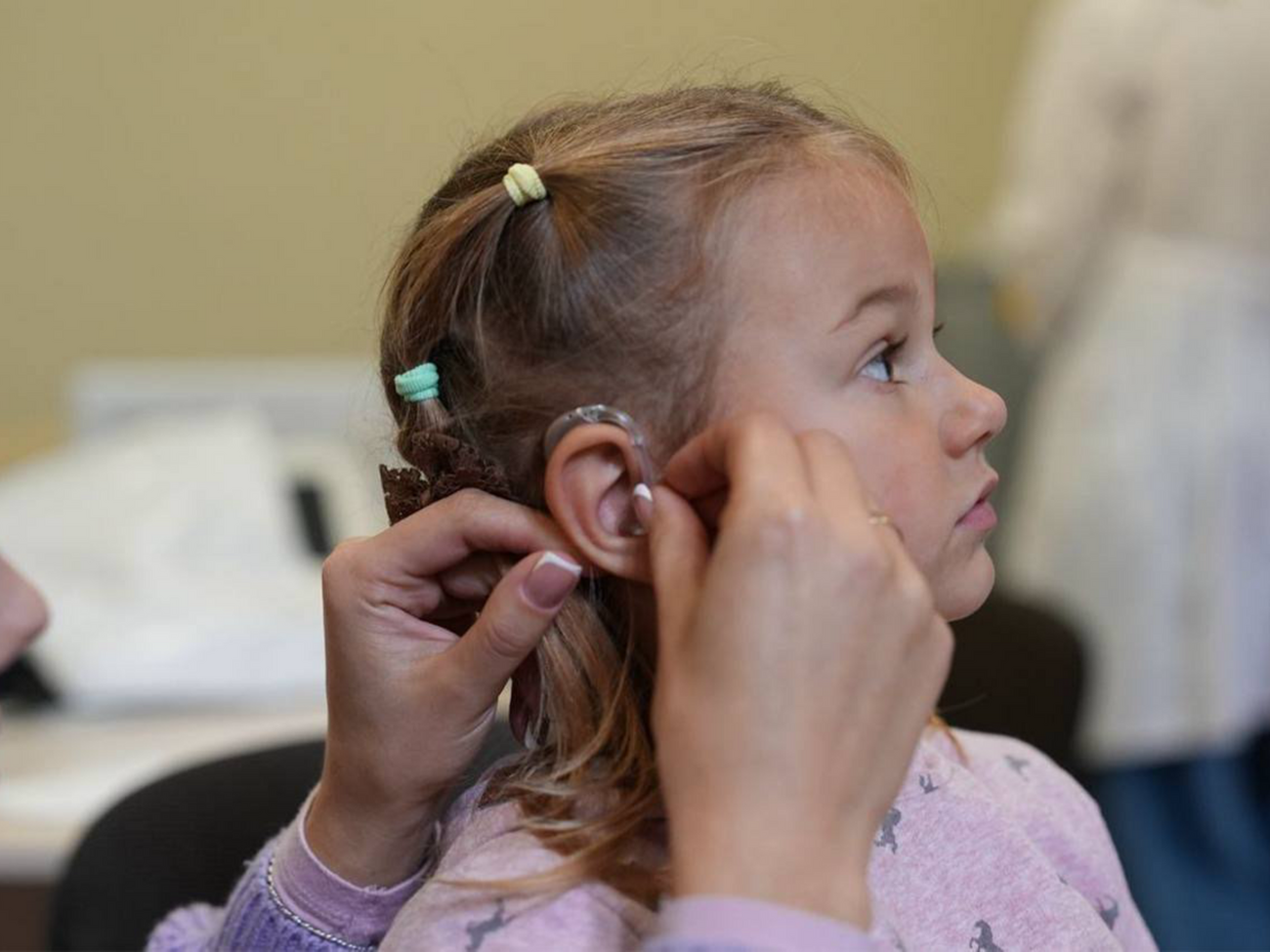 Утрата слуха мешает развитию ребенка, поскольку возникают проблемы с общением, речью, обучением, поэтому качественные слуховые аппараты крайне нужны