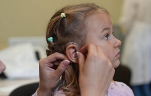 Утрата слуха мешает развитию ребенка, поскольку возникают проблемы с общением, речью, обучением, поэтому качественные слуховые аппараты крайне нужны