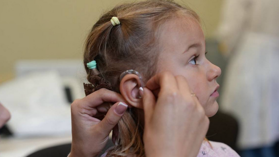 Утрата слуха мешает развитию ребенка, поскольку возникают проблемы с общением, речью, обучением, поэтому качественные слуховые аппараты крайне нужны