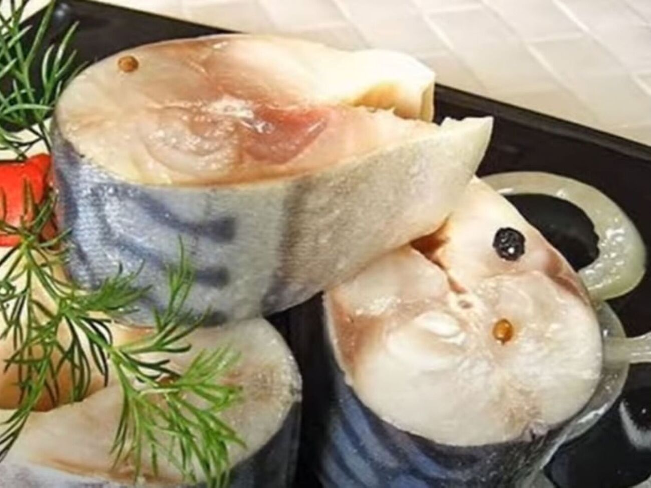 Рыба, залитая маринадом, должна настояться в холодильнике в течение суток