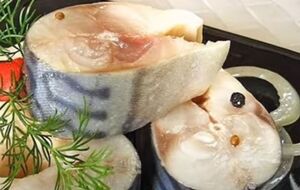 Рыба, залитая маринадом, должна настояться в холодильнике в течение суток