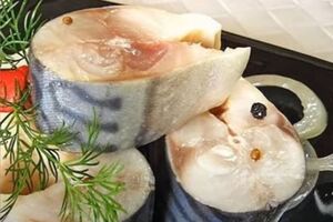 Рыба, залитая маринадом, должна настояться в холодильнике в течение суток