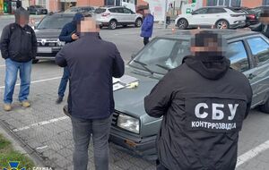 Фігурант, імовірно, міг гарантувати "клієнту" вільний перетин кордону човном через річку Тиса