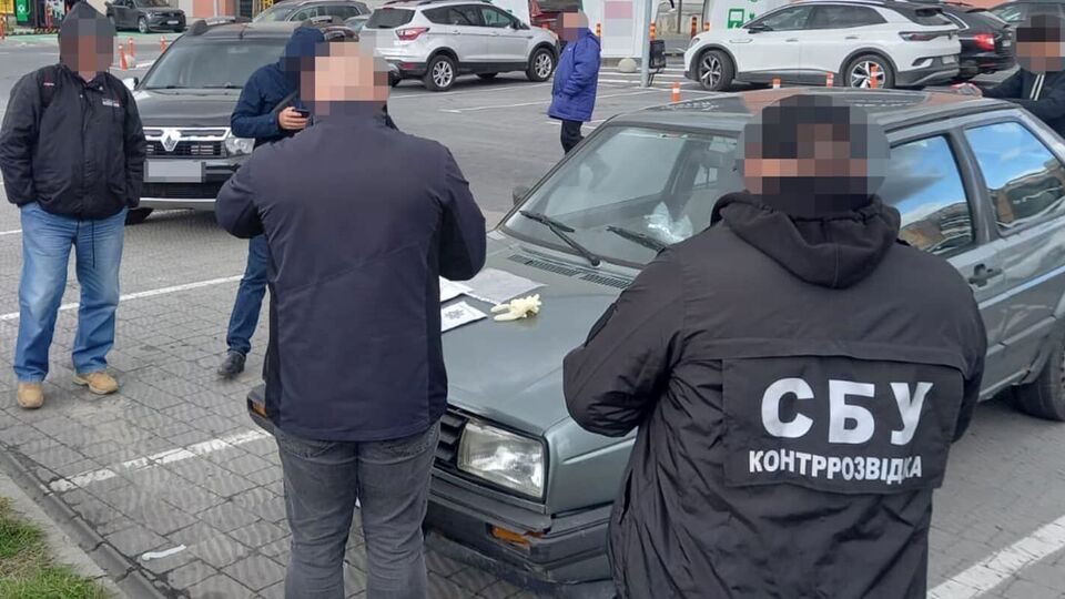 Фігурант, імовірно, міг гарантувати "клієнту" вільний перетин кордону човном через річку Тиса