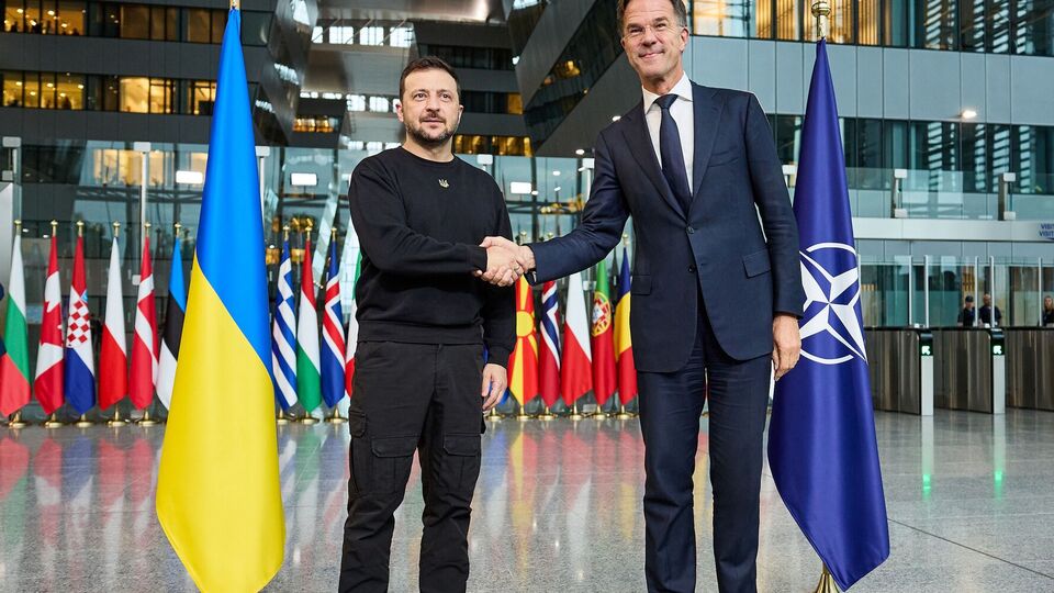 Украина не создает ядерное оружие, заверил на пресс-конференции с Рютте Зеленский