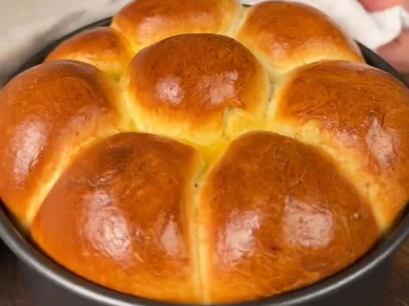 Выпекайте булочки 25 минут при 180 °C