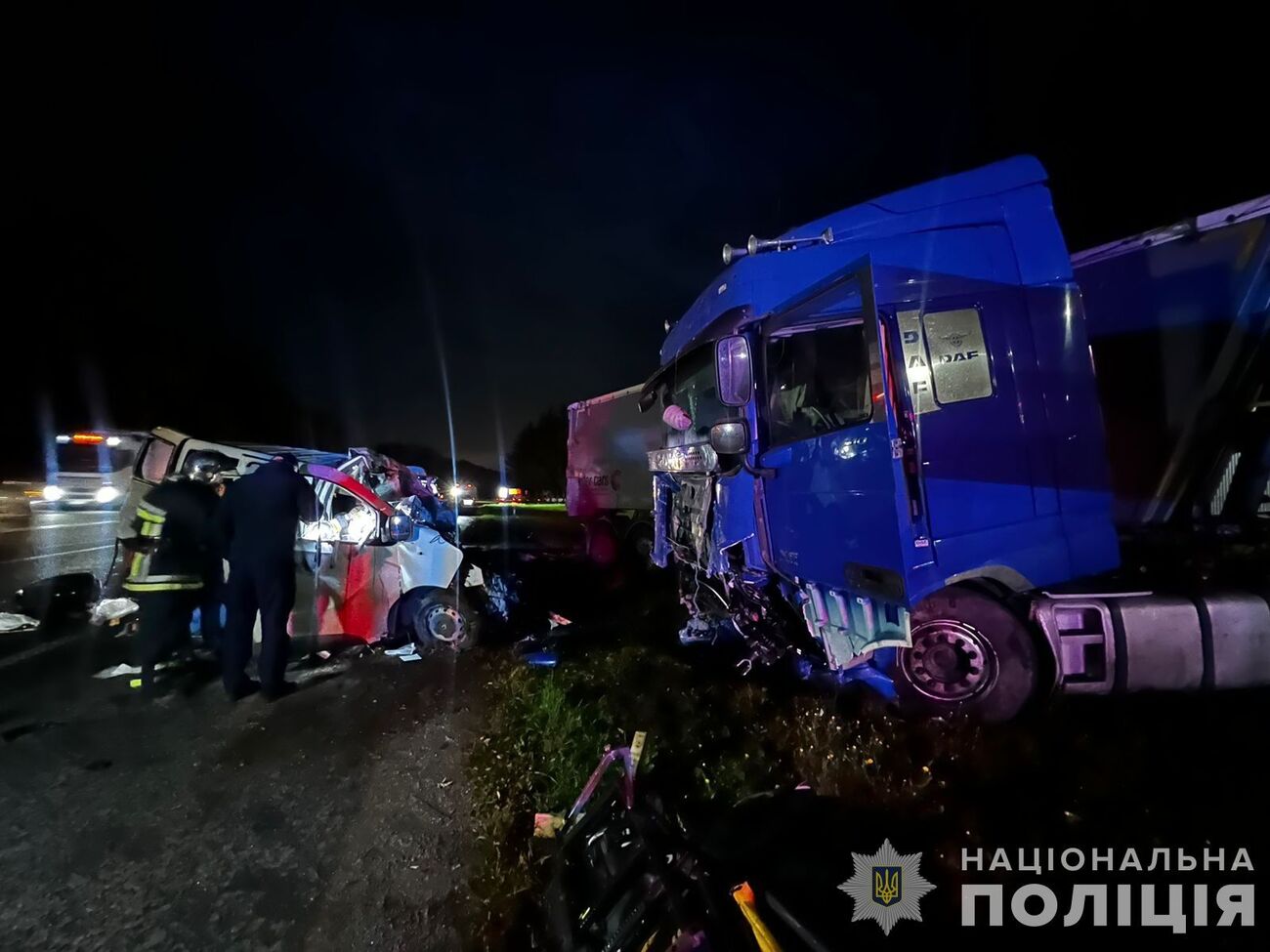 В результате ДТП водитель микроавтобуса и пятеро его пассажиров погибли, водителя грузовика задержали, рассказали в полиции