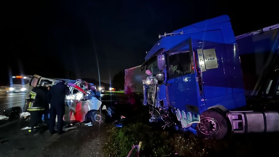 В результате ДТП водитель микроавтобуса и пятеро его пассажиров погибли, водителя грузовика задержали, рассказали в полиции