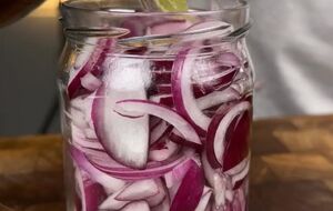 Поставьте банку с луком на ночь мариноваться в холодильник