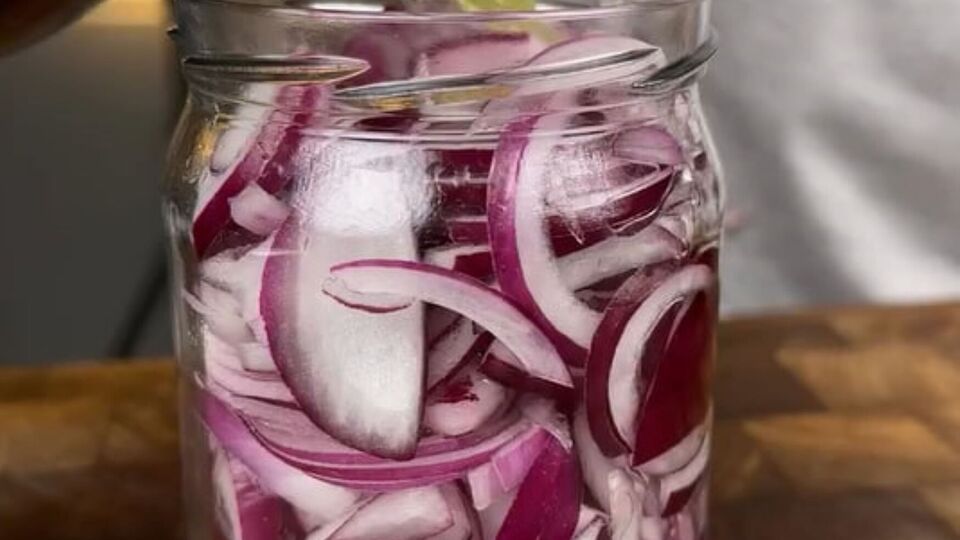 Поставьте банку с луком на ночь мариноваться в холодильник