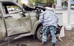 Майора росармии взорвали в российском УАЗ посреди города. Следствие РФ называет это "инцидентом"