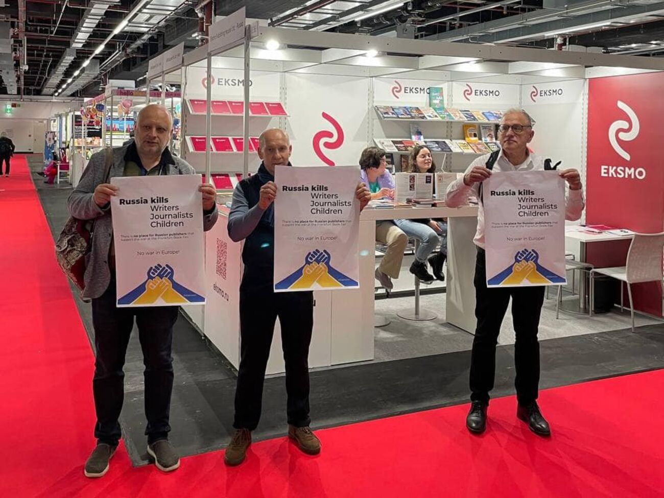Украинские книгоиздатели выходили к стенду "Эксмо" с молчаливым пикетом