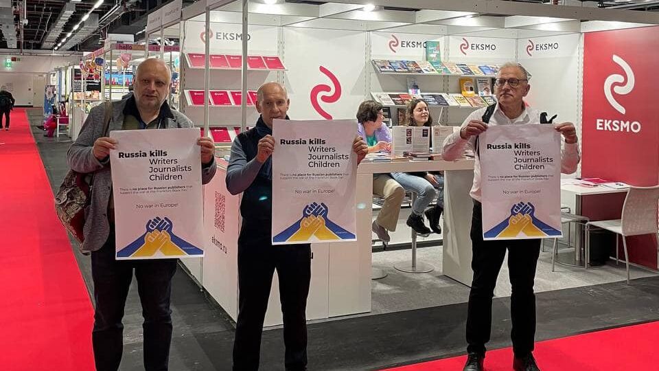 Украинские книгоиздатели выходили к стенду "Эксмо" с молчаливым пикетом