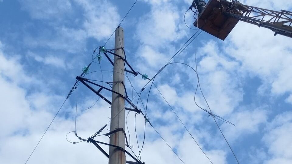 У деяких населених пунктах, наближених до зони бойових дій, енергетики ДТЕК повертали світло вже десятки разів