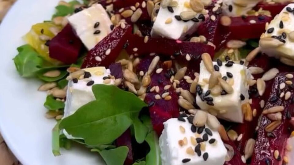Салат нужно полить соусом из оливкового масла, меда, горчицы и сока лимона