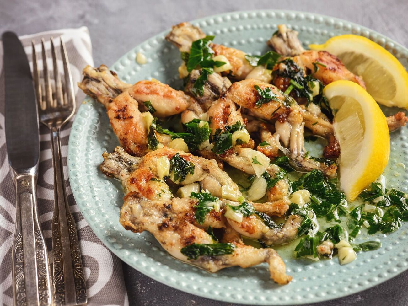 Лягушачьи лапки тушат в бульоне со специями