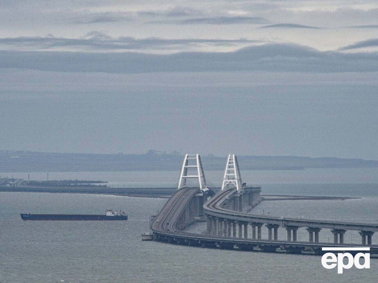 Росіяни намагаються захистити міст від атак
