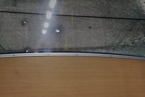 Посеченное обломками стекло в автобусе, где находилось 20 пассажиров
