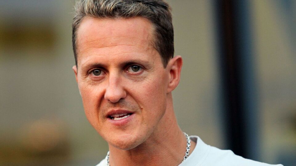 Шумахер в декабре 2013 года упал, катаясь на горных лыжах, и получил травму головы