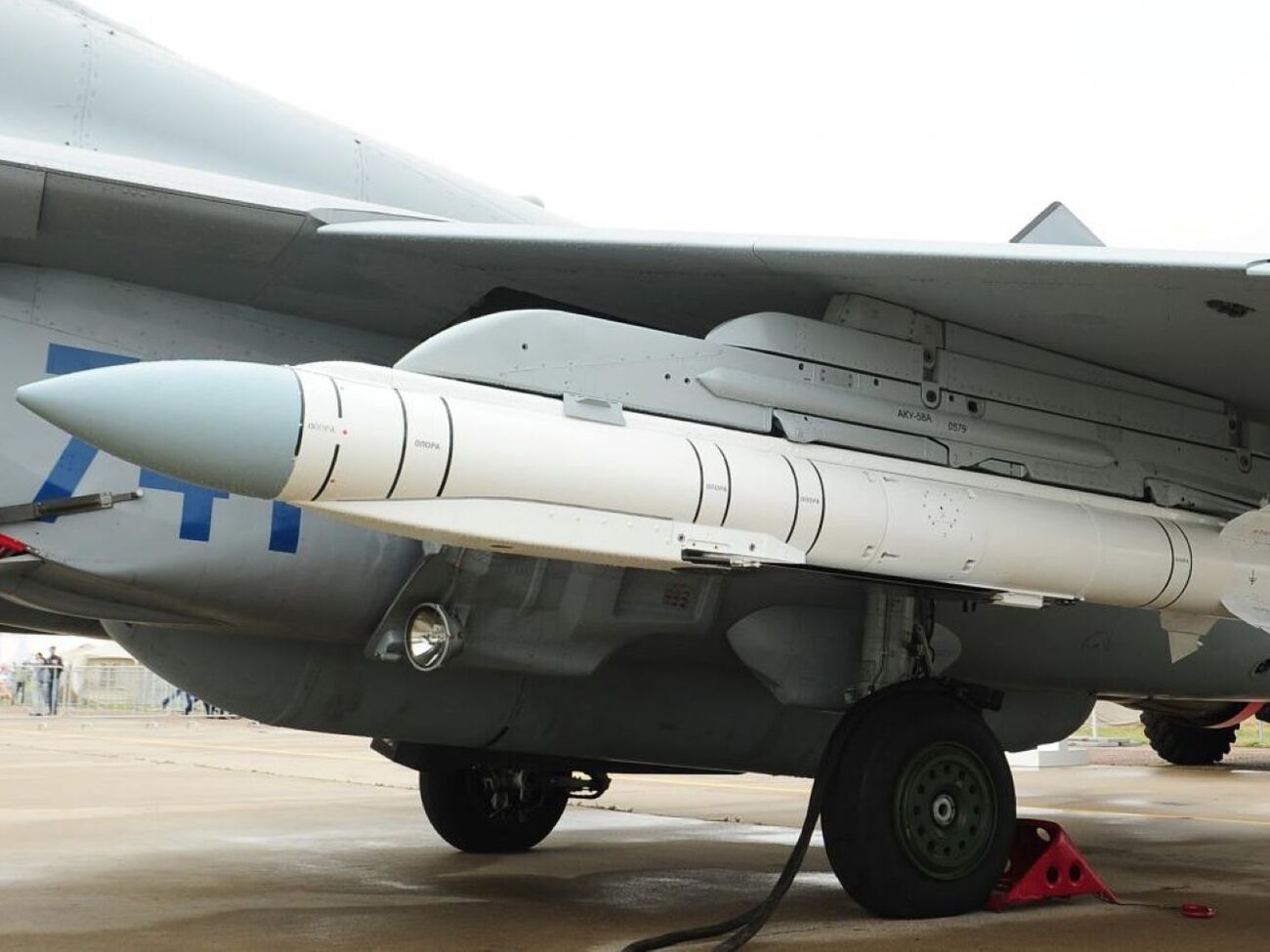 Авиационный боеприпас "Гром-Э1" является гибридом планировочной авиабомбы и ракеты