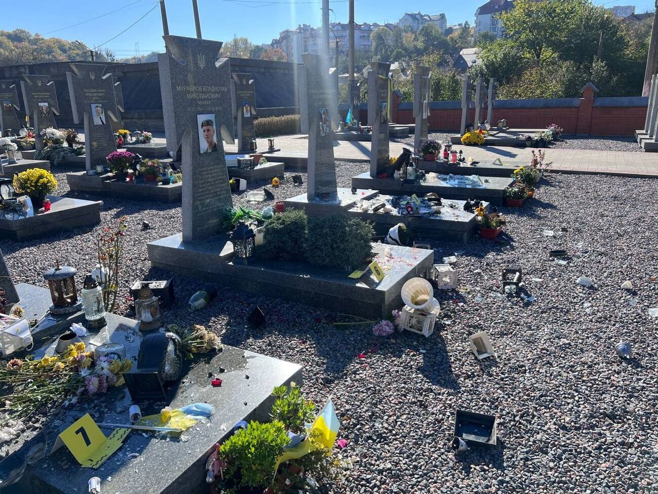 Поліція ще не знайшла причетного до пошкодження могил, але на камерах відеоспостереження видно жінку, яка "трощила все, що стоїть на могильних плитах"