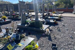 Полиция еще не нашла причастного к повреждению могил, но на камерах видеонаблюдения видно женщину, которая "крушила все, что стоит на могильных плитах"