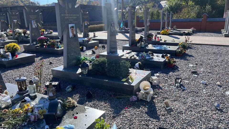 Поліція ще не знайшла причетного до пошкодження могил, але на камерах відеоспостереження видно жінку, яка "трощила все, що стоїть на могильних плитах"