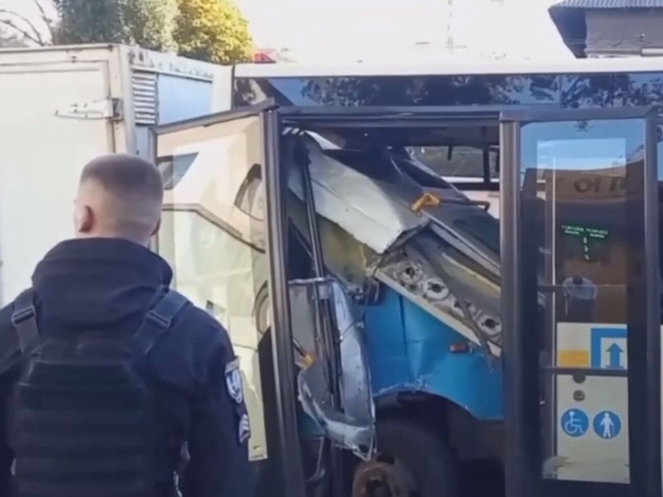 Вантажівка врізалася в задню частину маршрутки з людьми