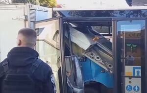 Вантажівка врізалася в задню частину маршрутки з людьми