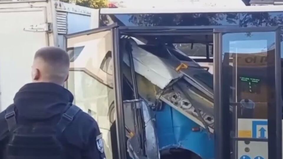 Вантажівка врізалася в задню частину маршрутки з людьми