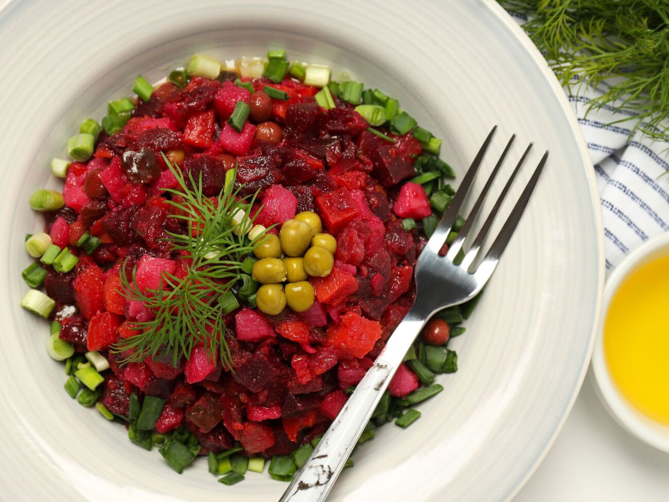 Овощи для винегрета режут кубиками