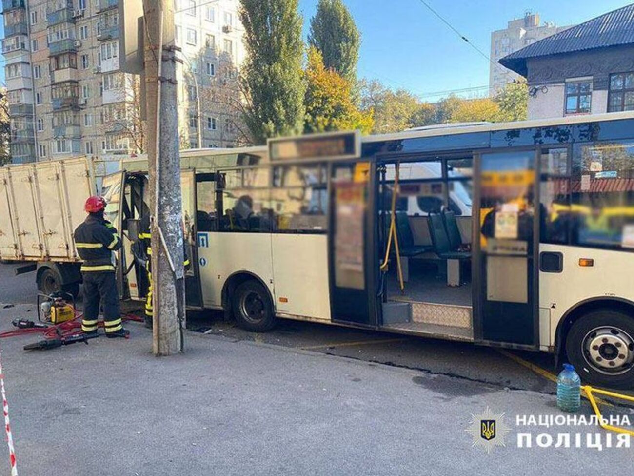 Вантажівка на повній швидкості в'їхала в маршрутку