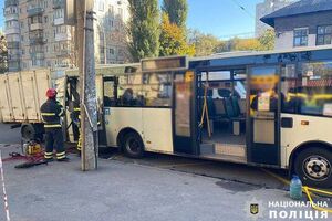 Грузовик на полной скорости въехал в маршрутку