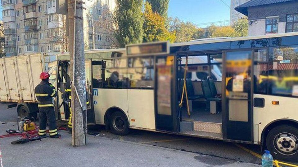Грузовик на полной скорости въехал в маршрутку